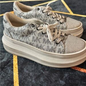 Stylish Women's Sneakers in Silver and Cream